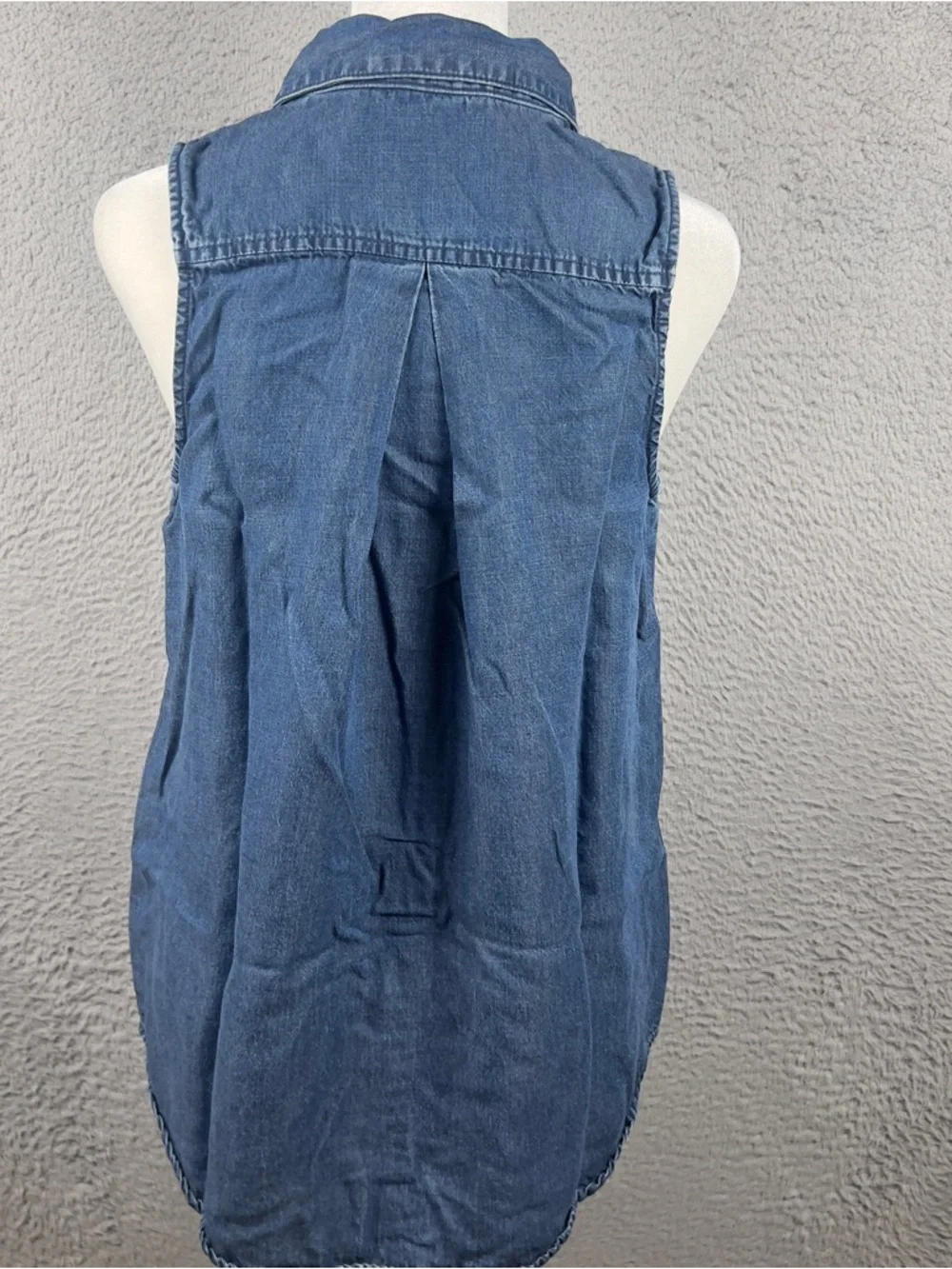 J McLaughlin Top Womens XS Blue Denim Button Linen Blend Sleeveless Preppy - Picture 3 of 6